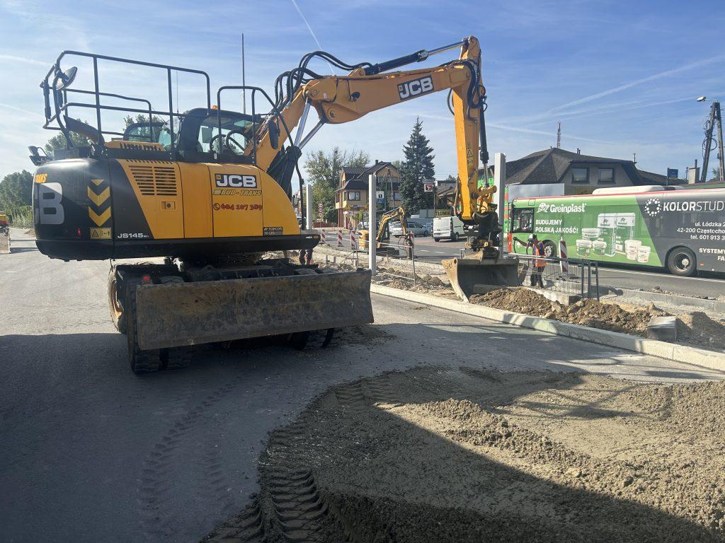 Koparko-ładowarka JCB z zamiatarką